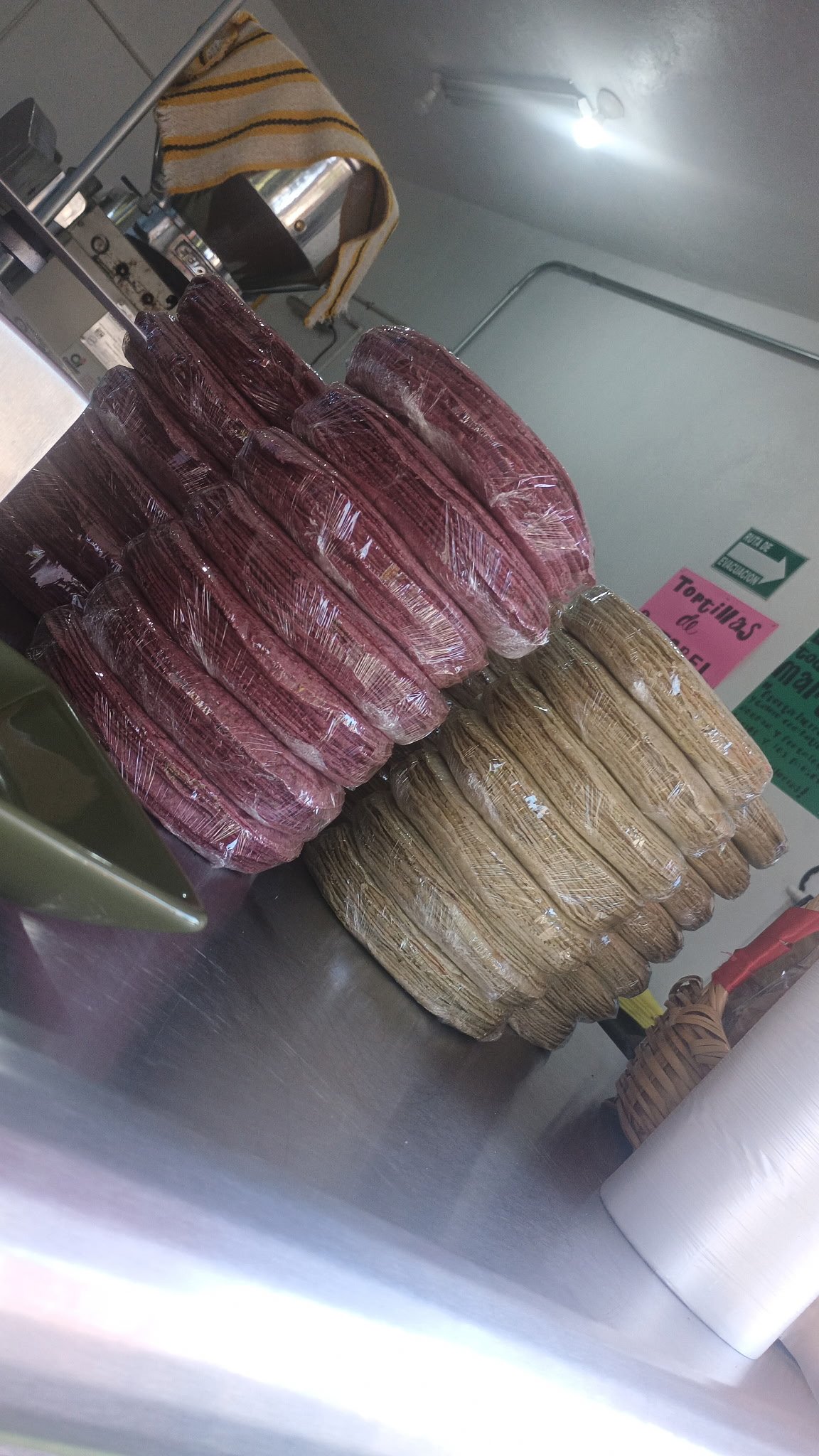 Pilas de tortillas de betabel y nopal en la tienda