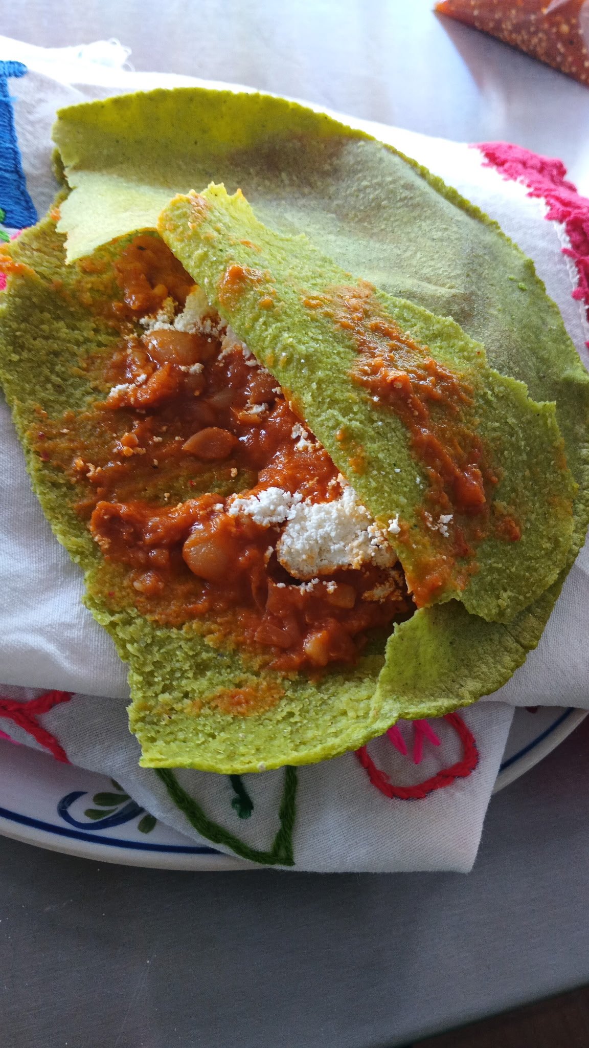 Taco en tortilla de nopal con salsa