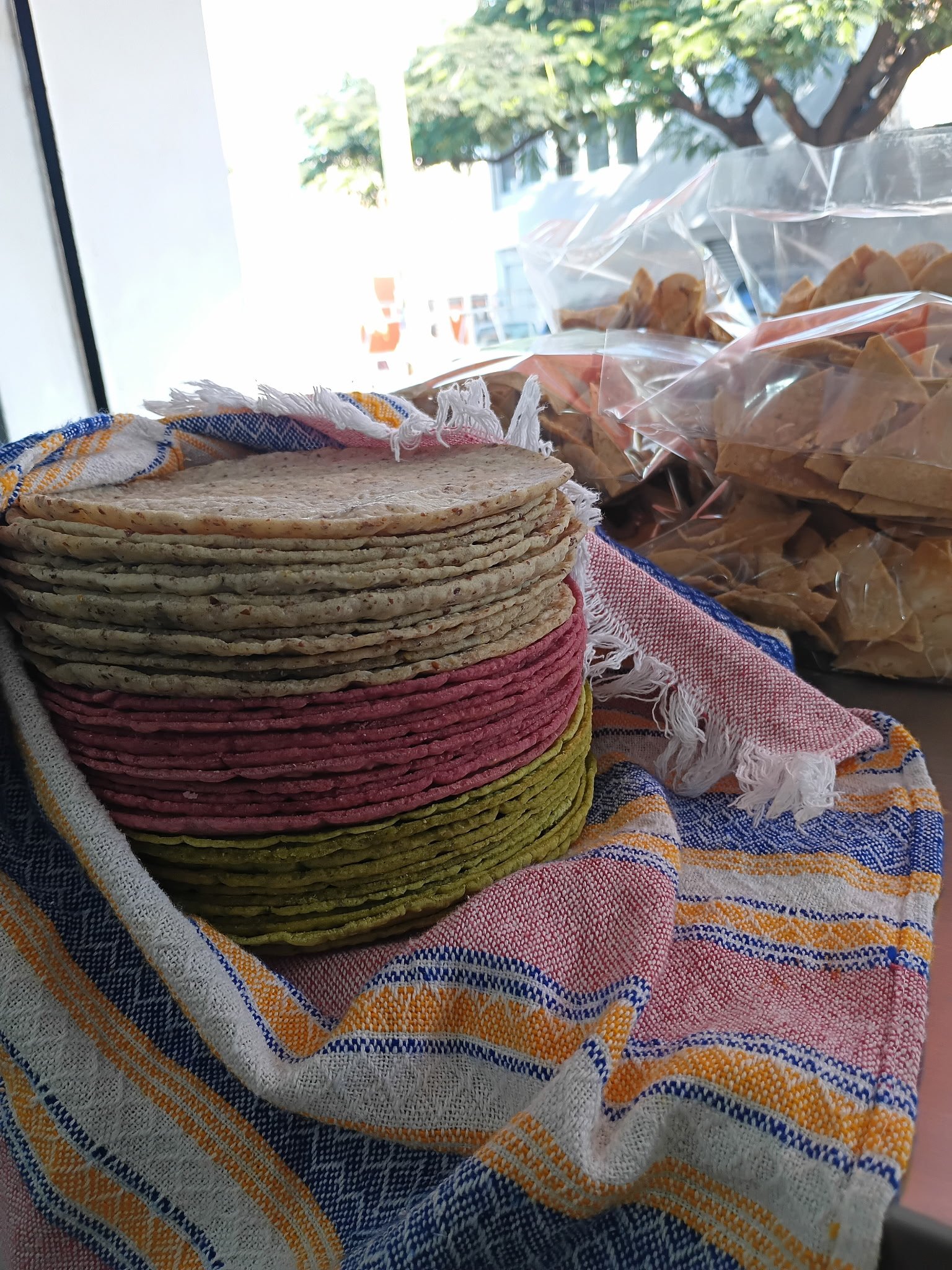 Pilas de tortillas de amaranto, betabel y nopal con totopos